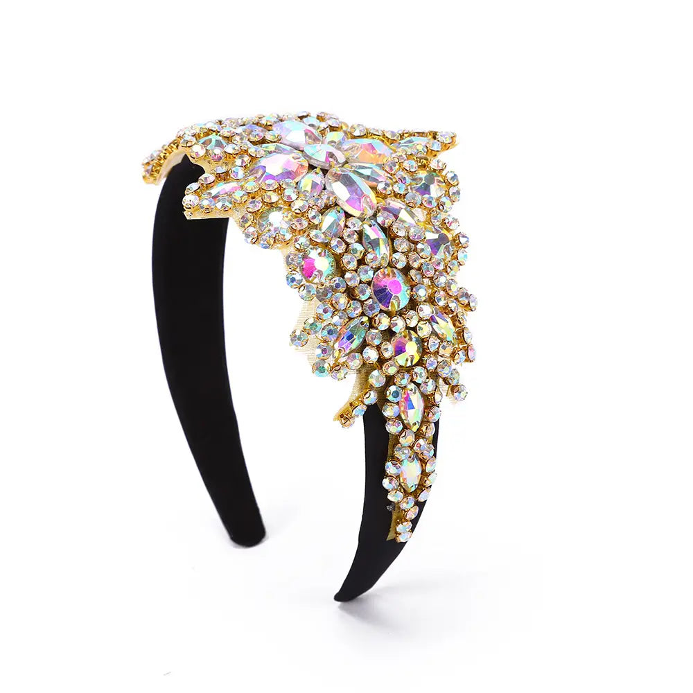 Serre-tête de fleurs en strass sur fond de velours noir élégant, orné d’un ensemble en cascade de cristaux irisés et transparents, montés sur un métal à tons dorés, pour un accessoire de coiffure en cristal.