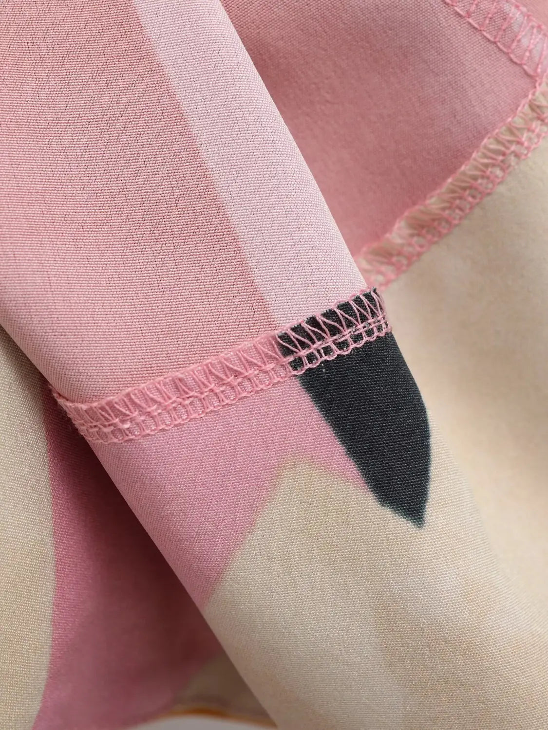 Rosa Satin-Midirock mit geometrischen schwarzen Ziernähten
