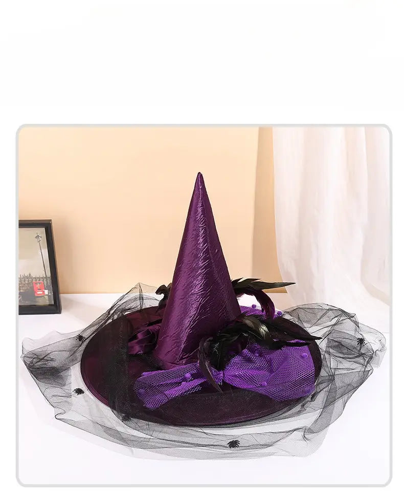 Chapeau de sorcière rouge en violet, orné d’une couronne pointue avec des accents de plumes noires et d’une finition en tulle noir transparent.