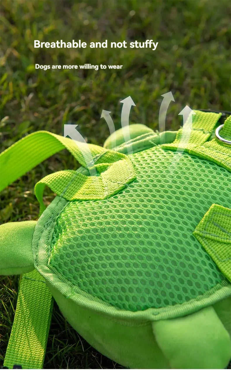 Mochila para perros de malla verde brillante con acentos de tejido de felpa y correas ajustables, diseñada como transportín con forma de tortuga de felpa.