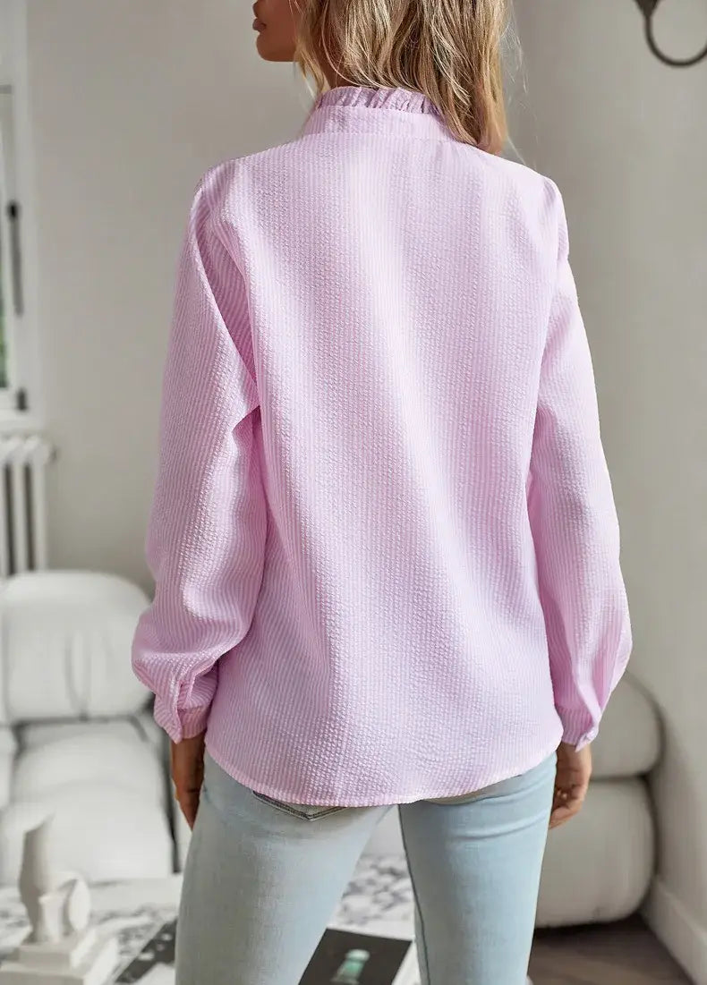 Blusa de manga larga color rosa suave con tejido de textura sutil y un ajuste relajado, en diseño de blusa blanca de textura con manga larga y volantes.