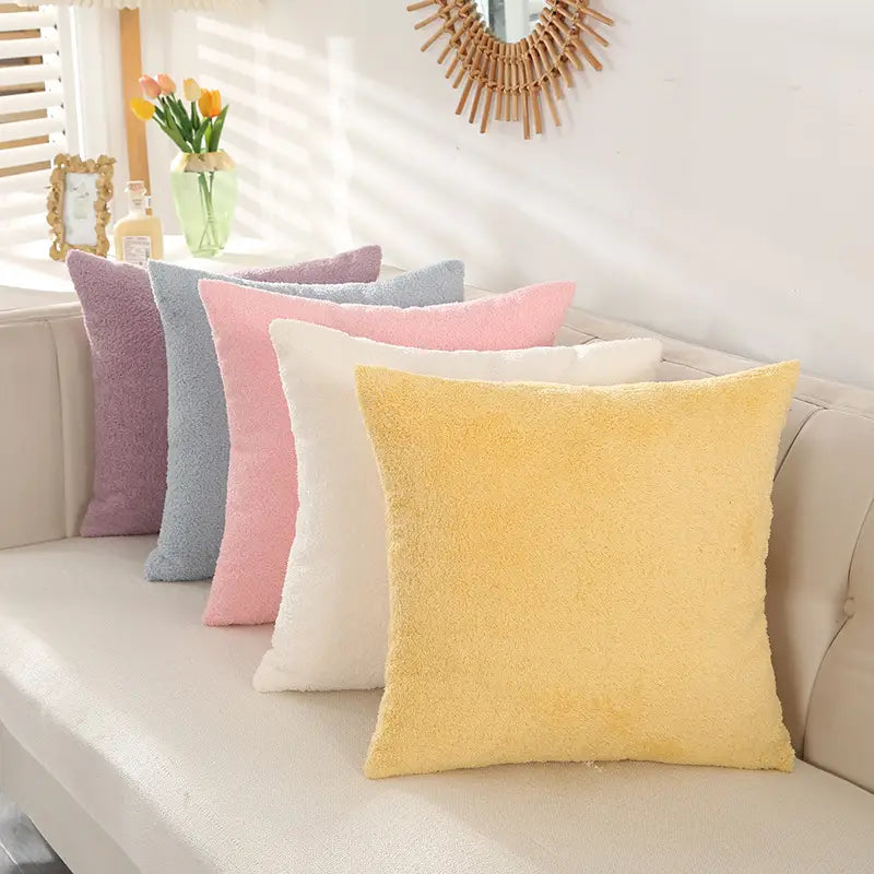 ein gelbes Plüsch-Wurfkissen mit 60x60-cm-Kissenhülle aus einfarbigem Teddy-Veloursstoff mit reinem 60x60-cm-Einfarbdesign