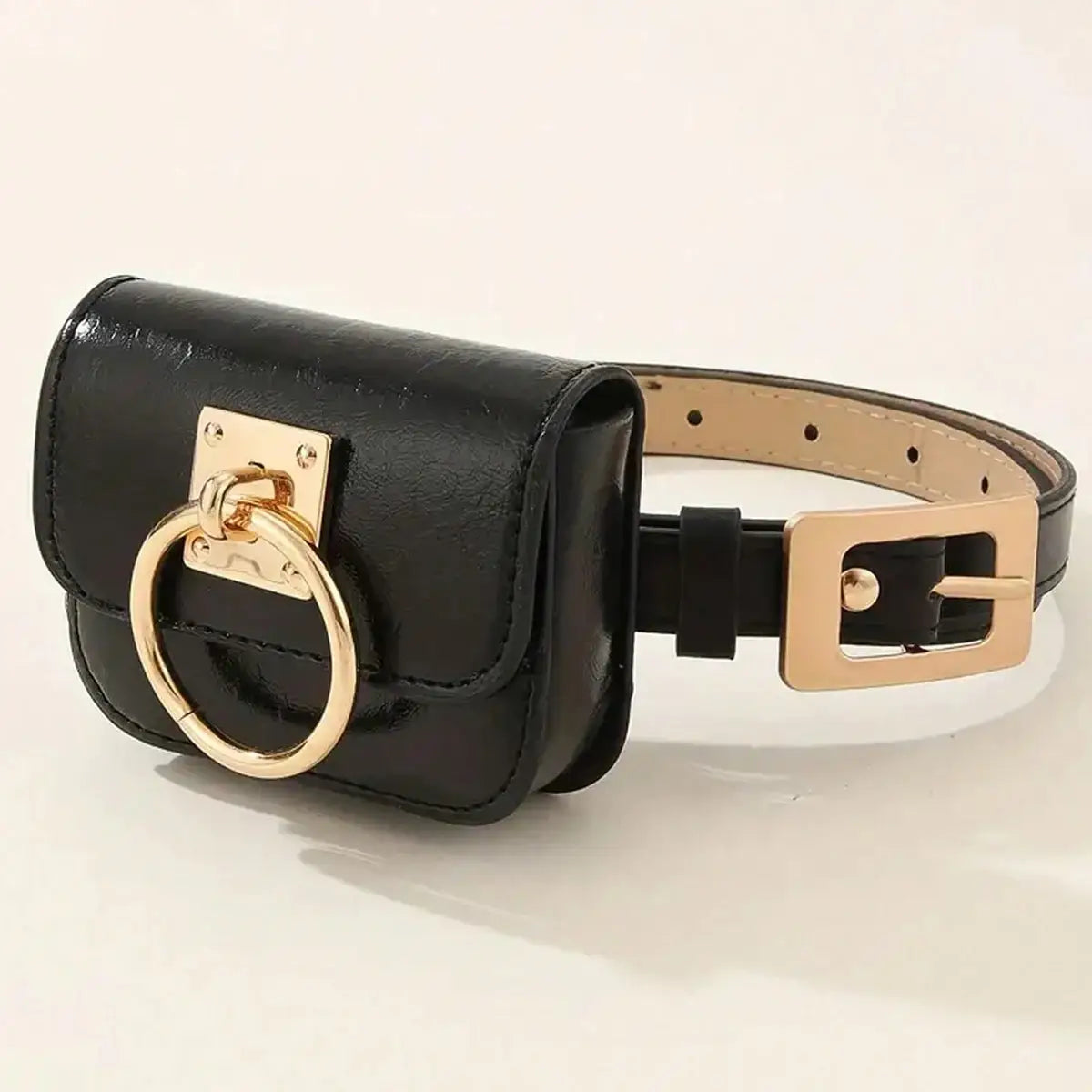 Pochette de ceinture de créateur en cuir synthétique noir avec fermoir à anneau finition ton sur ton or et boucle assortie, idéale pour une pochette de ceinture de luxe.