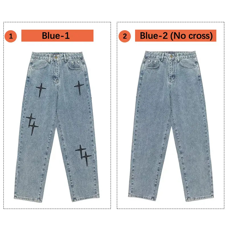 Pantalon cargo en jean à jambes larges à effet délavé clair, avec broderie croisée noire sur les jambes.