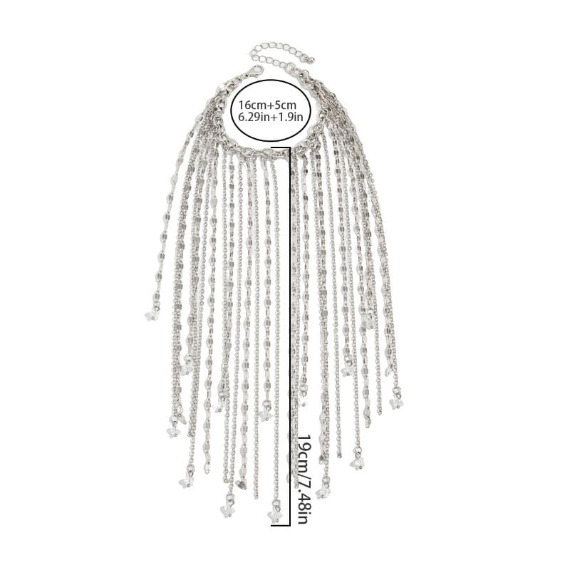 ras-de-cou en chaîne d'argent avec plusieurs chaînes suspendues et de petites touches de perles, conçu comme un bracelet de charme à gland géométrique pour femmes.