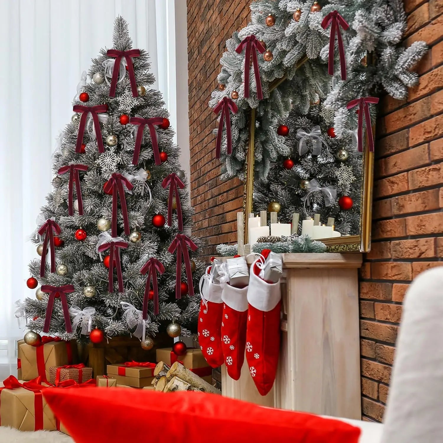 Feierlicher silberner Weihnachtsbaum mit Samtflockung, geschmückt mit 24 Stück Samtschleifen in tiefem Rot und weißen Bändern, glänzenden Ornamenten und goldfarbenen Kugeln.