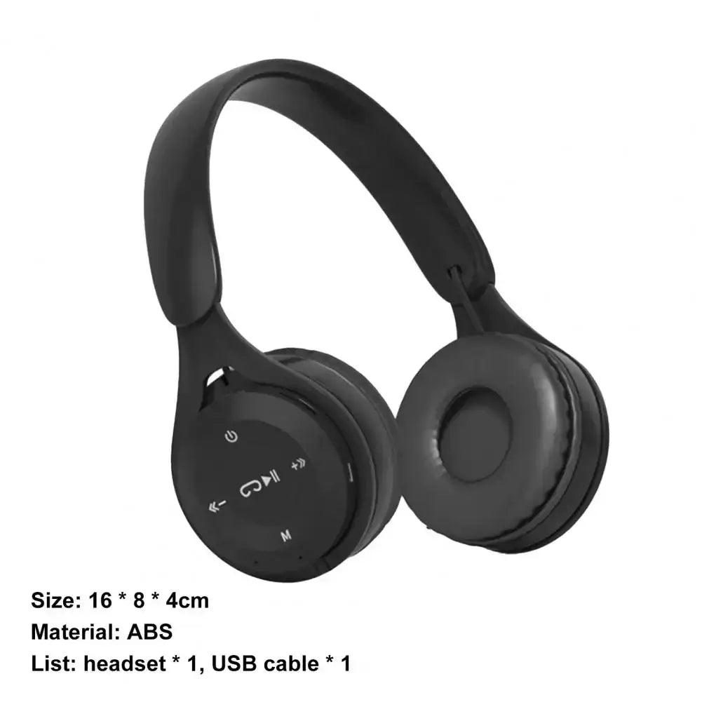 ブラックのワイヤレス・オーバーイヤーBluetoothヘッドホン。洗練されたABSプラスチックのデザイン、やわらかいパッド付きイヤーカップ、長時間使用と高速充電時間のための3.5mmオーディオポートを備えています。