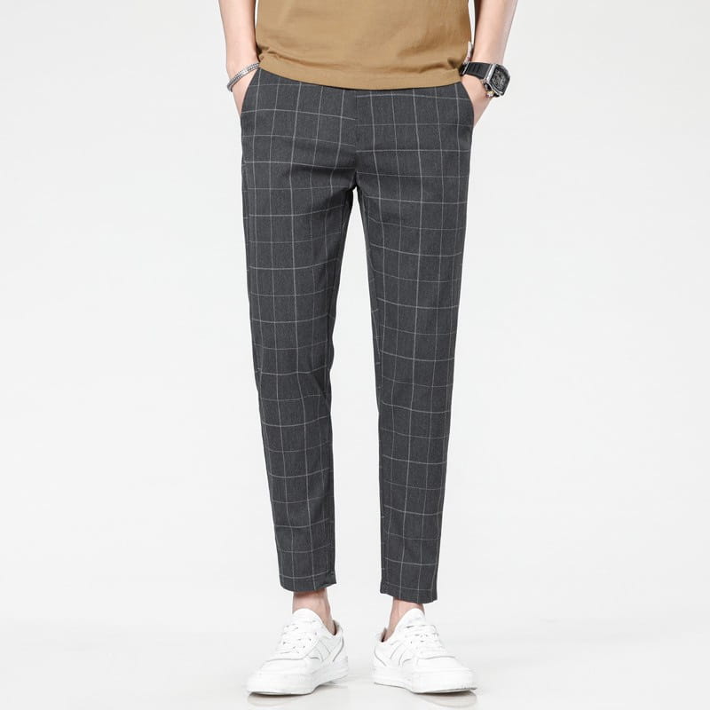 Pantalon de costume d’affaires pour homme en soie glacée, gris foncé, coupe ajustée et motif à carreaux blancs en quadrillage, pour un usage décontracté.