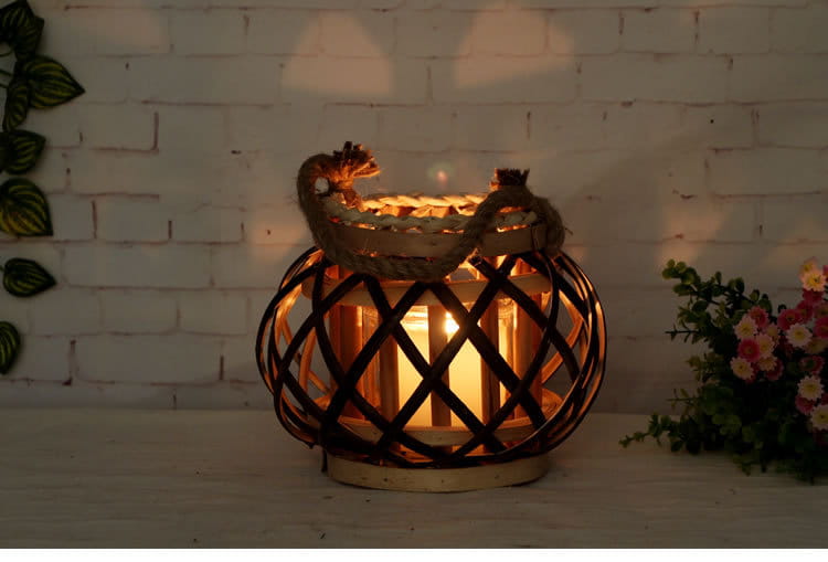 Un porte-bougie rustique en bambou tissé brun foncé, avec une poignée en forme de dragon et une lumière de bougie chaude à l’intérieur, conçu pour la décoration intérieure du domicile et recevant des avis positifs