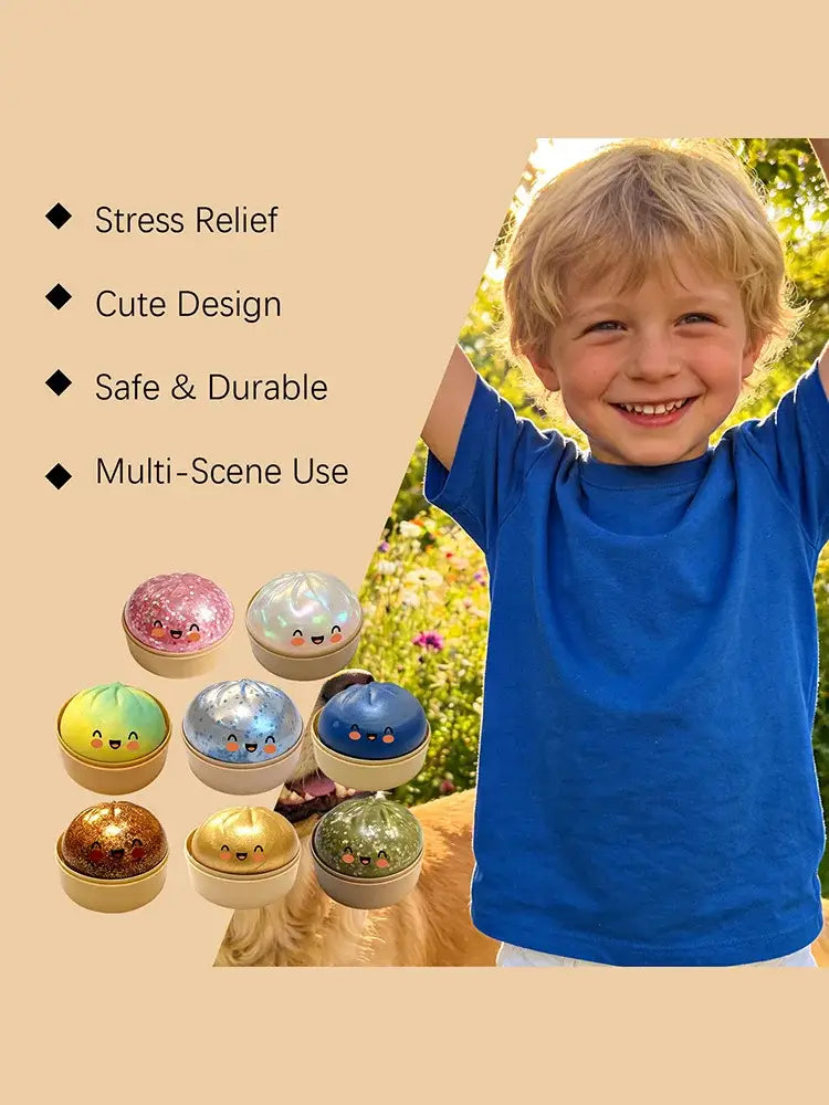 juguetes redondos exprimibles de panecillo al vapor con purpurina y superficies con textura, y diseños de caritas sonrientes en colores rosa, azul, verde, dorado y plateado, mostrados con un recipiente para vapor