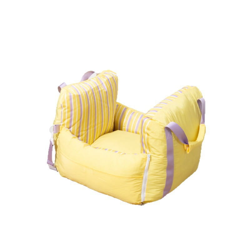 Siège de voiture pour chien et lit de voyage pour petits chiens, avec tissu à rayures jaune et lavande, accoudoirs rembourrés et sangles de transport pour petits chiens.