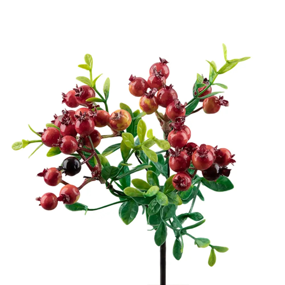 Une branche de fleurs de baie artificielles simulées, vibrante, en mousse, avec des baies rouges brillantes et un fruit artificiel noir, des feuilles vertes et une tige fine, pour la décoration de la maison et des mariages.