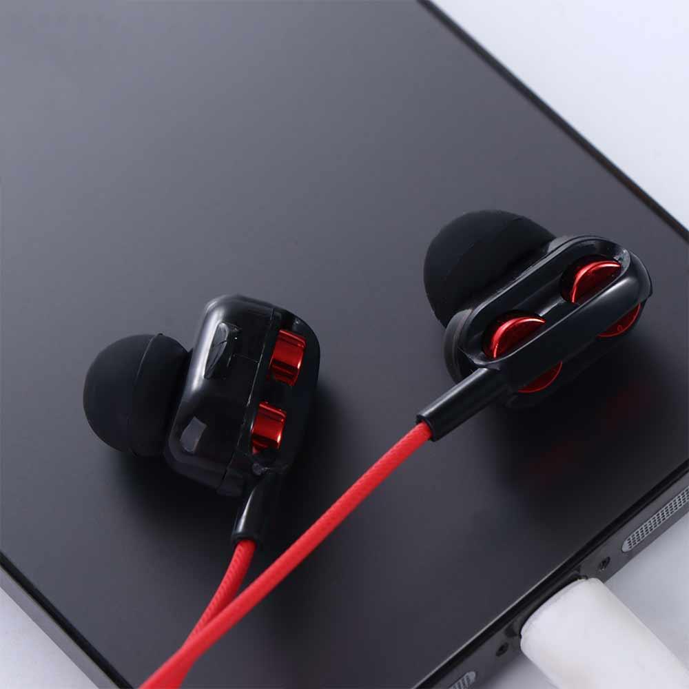 Écouteurs intra-auriculaires à double dynamique noirs avec accents rouges et câble de casque stéréo filaire 3,5 mm assorti rouge.
