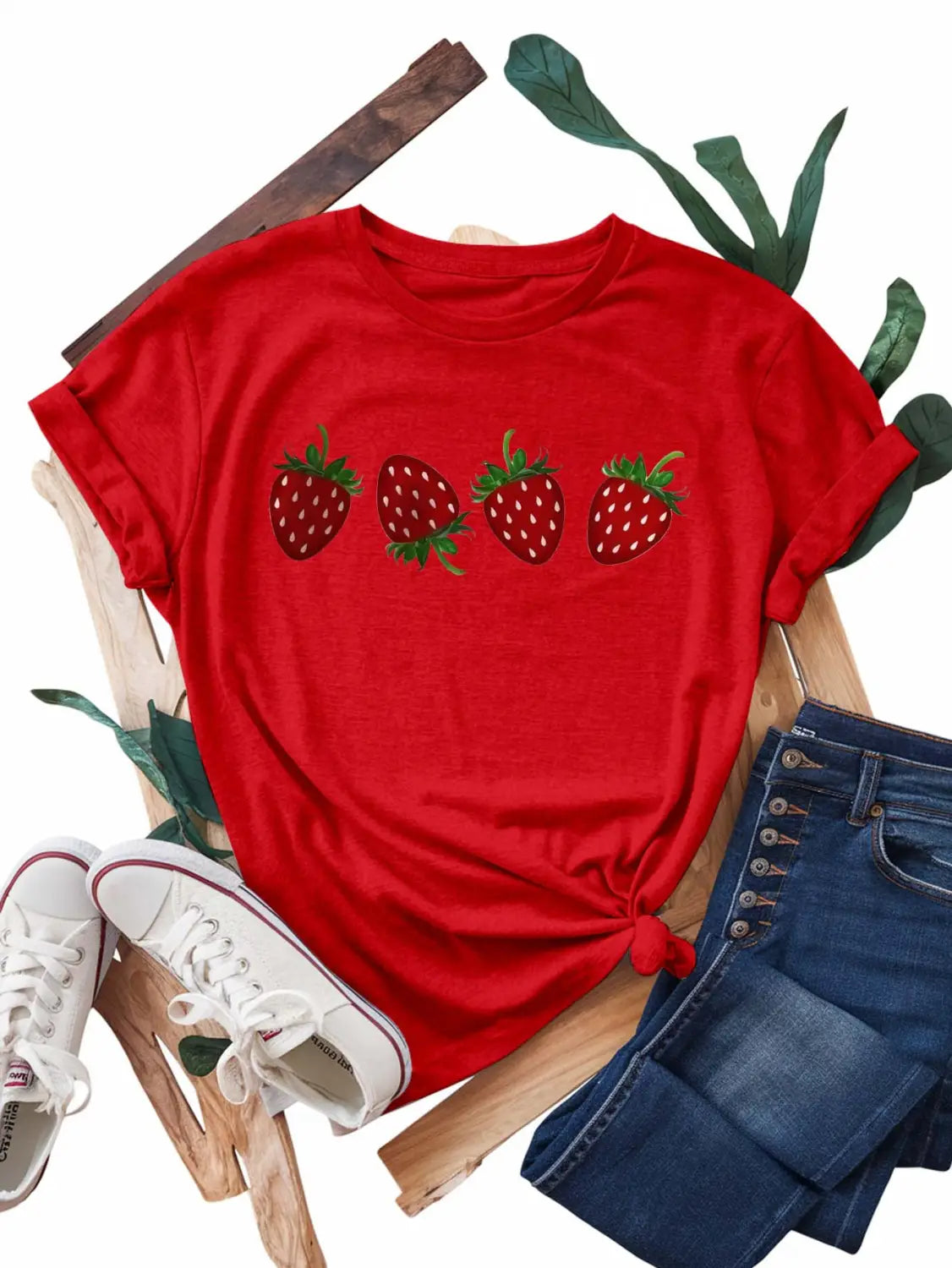 rotes Kurzarm-Freizeit-T-Shirt mit Erdbeerprint und bestickten Frucht-Details