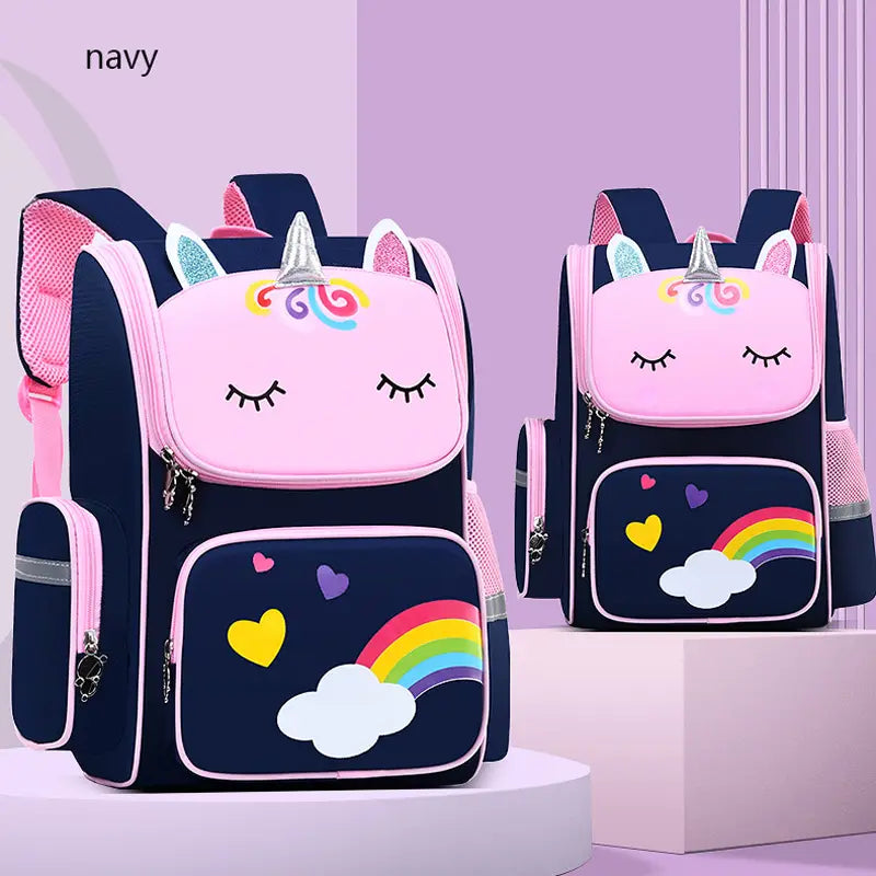 Einhorn-Schulrucksack für Mädchen in Marineblau und Pink mit bestickten Regenbogenwolken, Herzen und einem silbernen-Horn-Design.