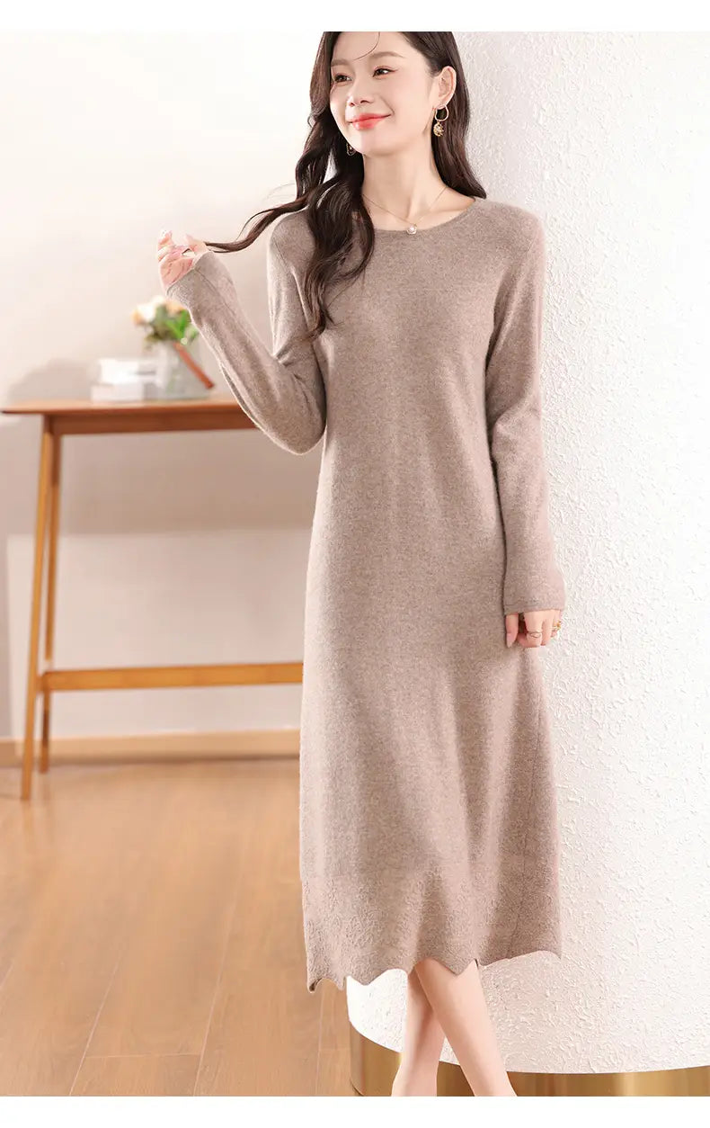 Ein weiches beiges Wollstrickkleid mit langen Ärmeln und gesäumter Volantabschlusslinie.