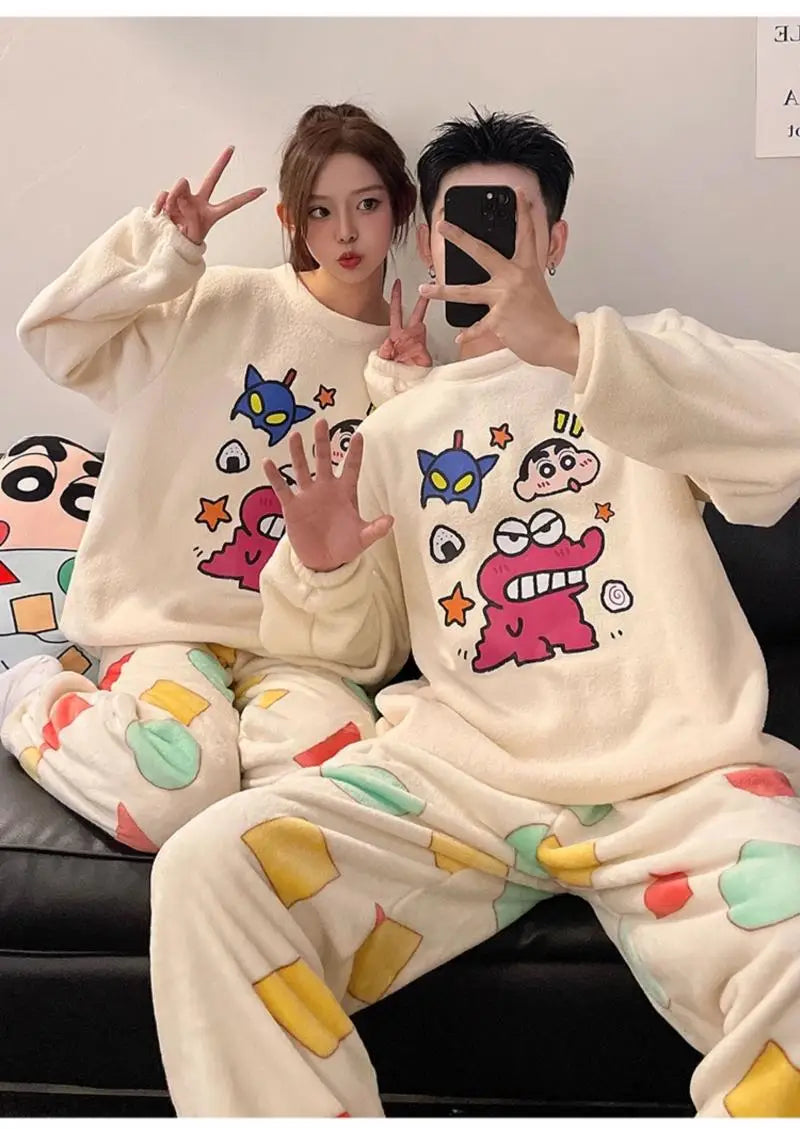 Conjunto de pijamas de pareja de vellón coral de Shin Chan color crema, de material tipo felpa, con personajes de dibujos animados y patrones geométricos coloridos, para ropa de estar en casa cómoda; los clientes pueden ponerse en contacto con el servicio de atención al cliente para recibir asistencia.