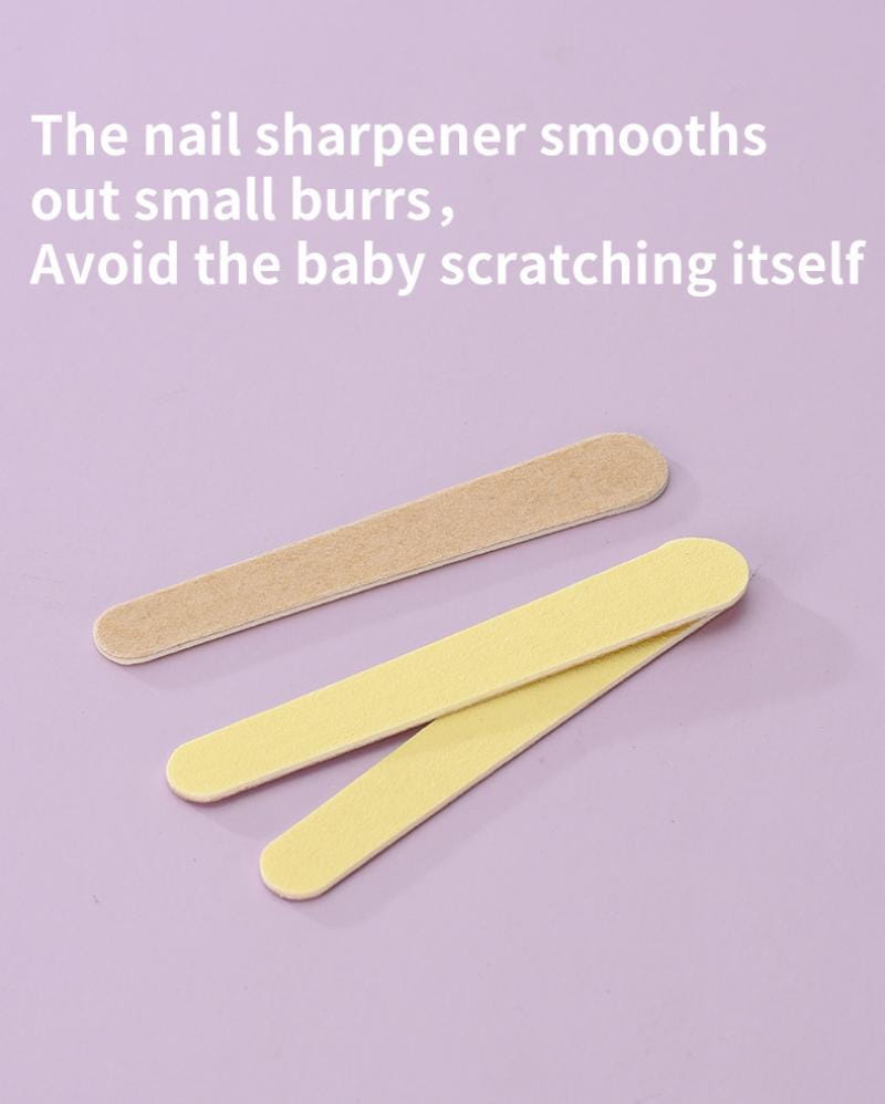 Zwei hellgelbe und naturholzfarbene Nagelschärfer mit glatten, abgerundeten Enden liegen diagonal auf einem Lavendelhintergrund in einem Baby-Pflegeset und Gesundheitsset