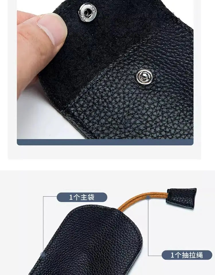 Schwarzes, strukturiertes Leder-Schlüsseletui mit Taschenhalterfunktion, mit silberfarbenen Druckknöpfen und passendem Kordelzug für eine sichere Schlüsselspeicherung.