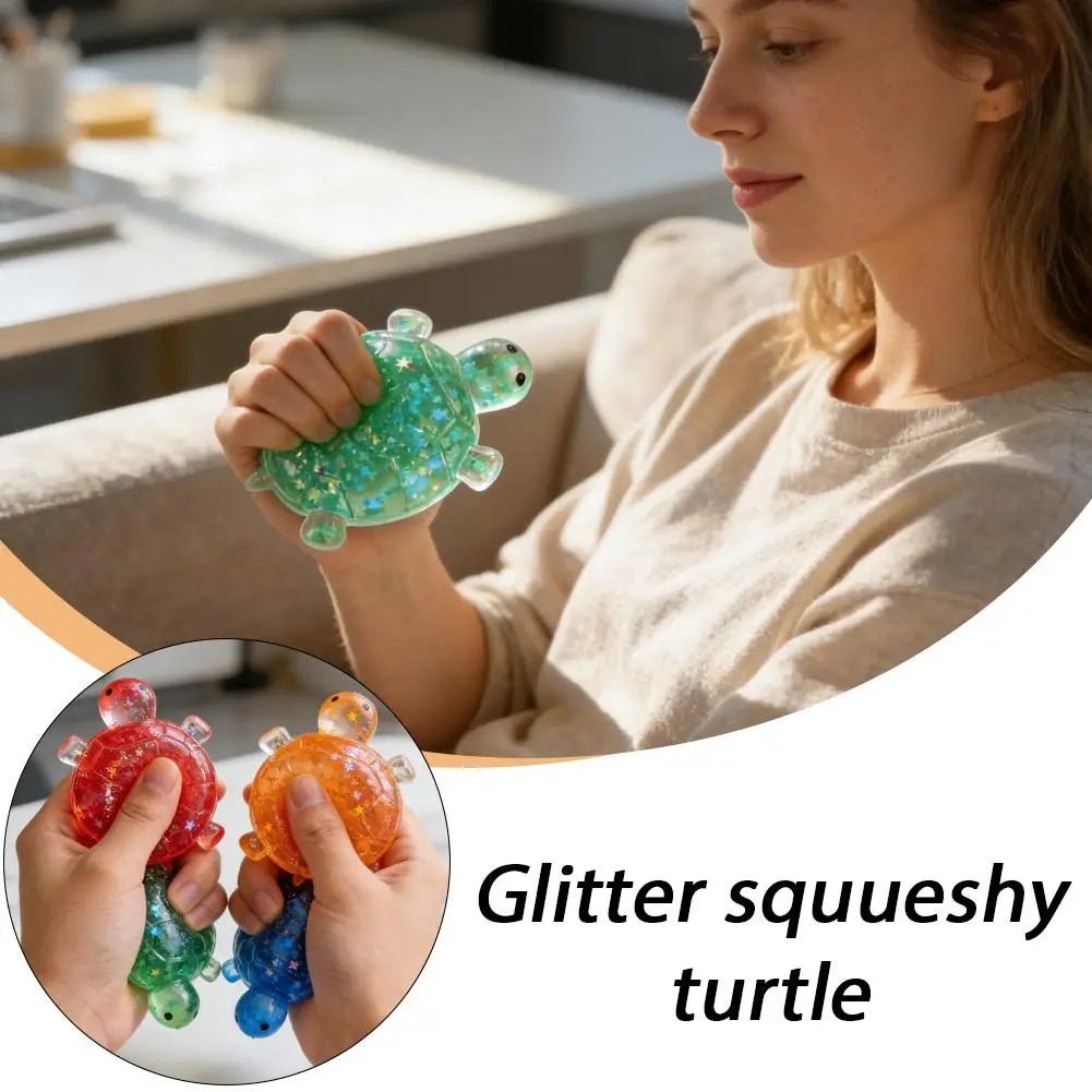 Ein durchscheinender grüner Schildkröten-Spielzeug-Stressball mit Glitzerfüllung, mit einer glatten, gut drückbaren Oberfläche, entworfen als weiches Fidget-Spielzeug zur Stresslinderung.