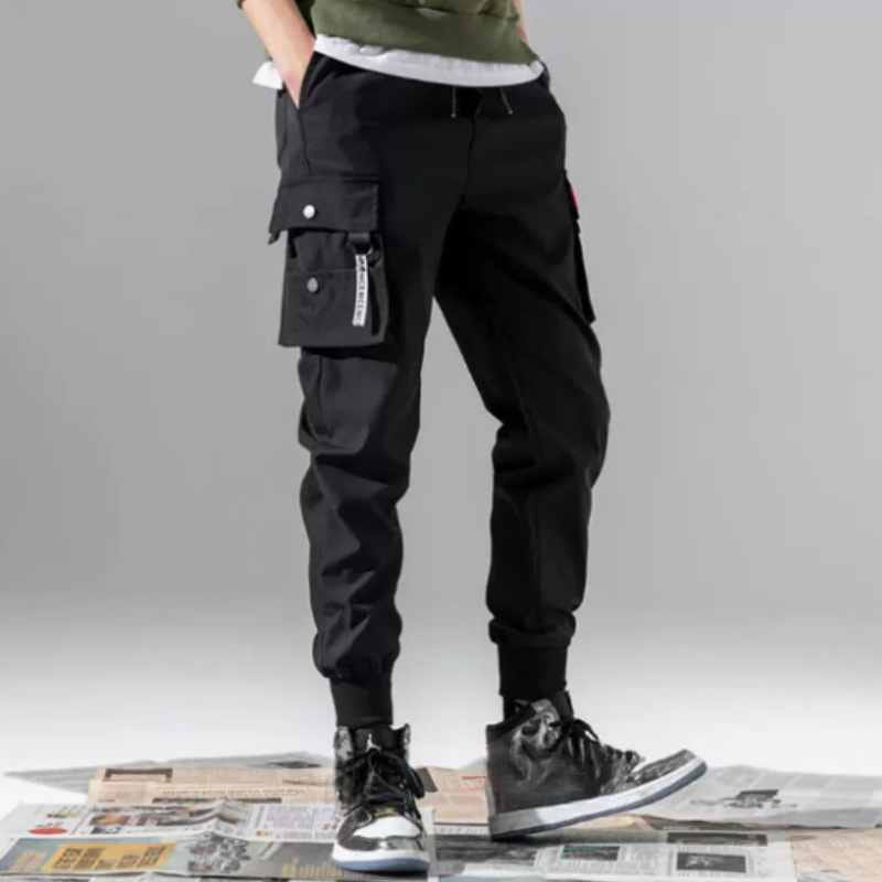 Pantalons cargo noirs pour hommes avec plusieurs poches et une ceinture à cordon de serrage, conçus pour un usage décontracté.