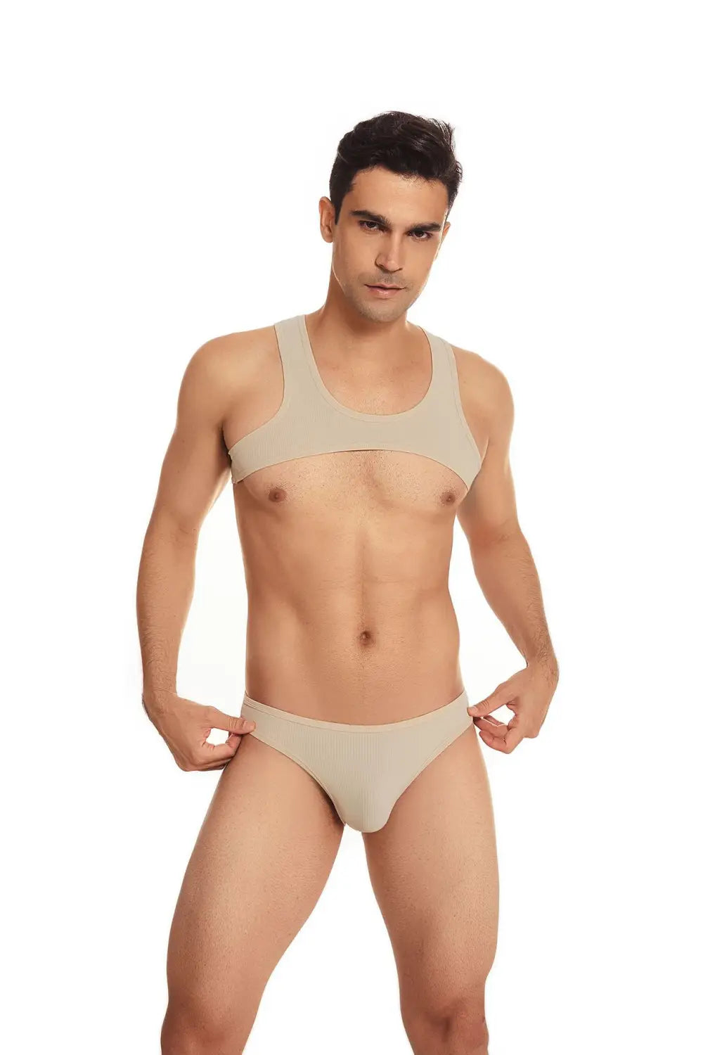 Ensemble deux pièces pour homme, beige, vêtements de sport côtelés, comprenant un haut court ajusté à encolure carrée et des slips assortis, conçus pour la salle de sport.