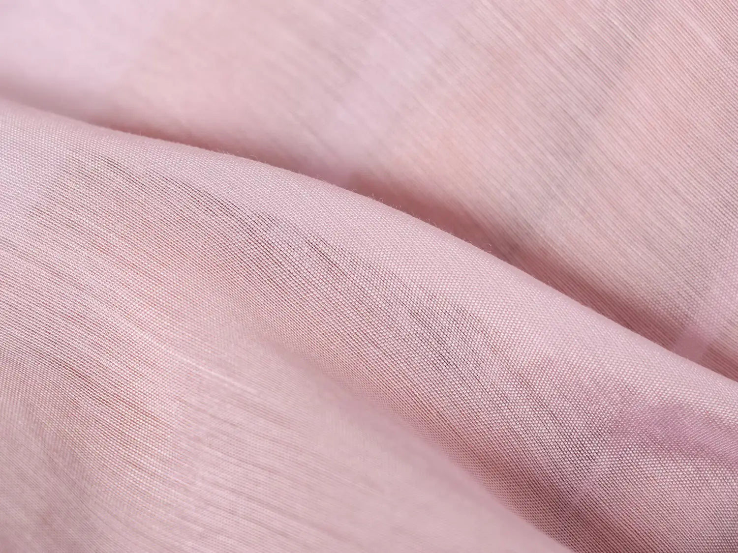 Chemise décontractée présentant un tissu en lin rose pâle doux, avec un tissage texturé discret, conçue comme une blouse jaune à manches longues transparente