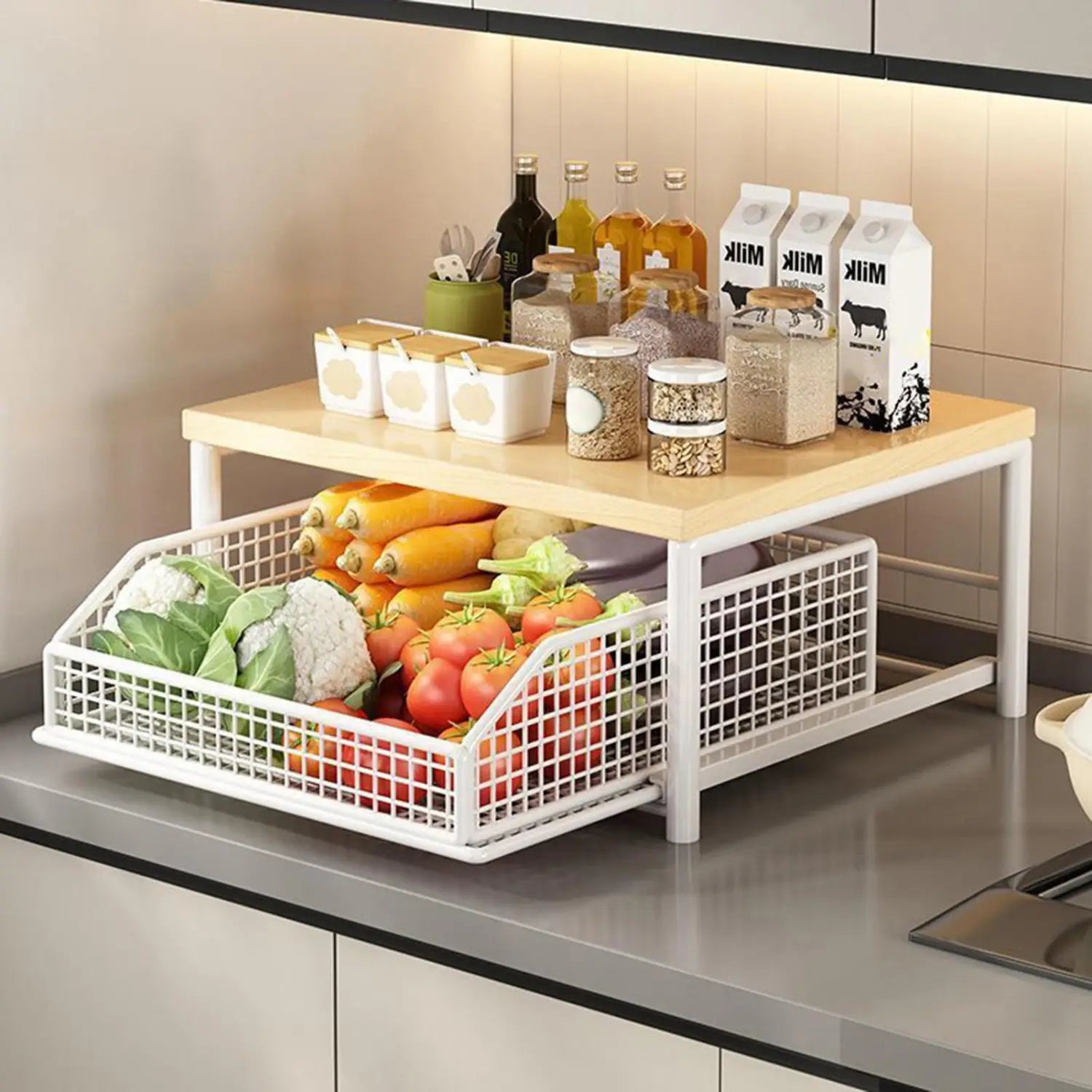 木製天板とワイヤーメッシュの引き出し付き、白い2段式キッチン収納ラック。新鮮な野菜を入れており、キッチンカウンタートップ整理オーガナイザーとして使用できる、ダブルティアの木と金属の棚です。
