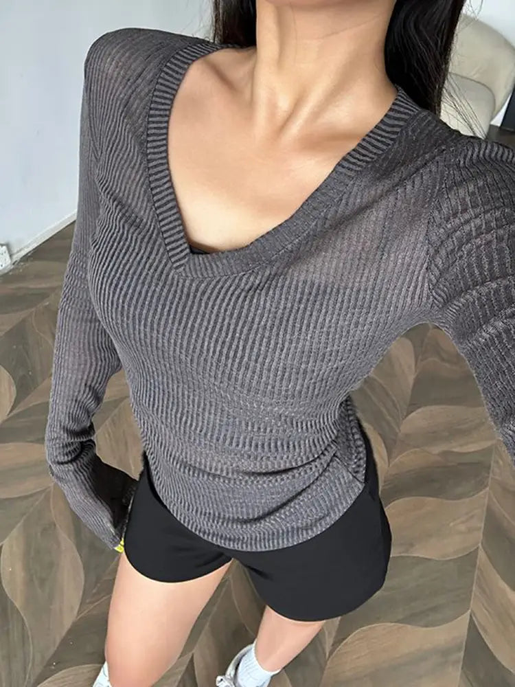 Ein taillierter grauer gerippter Strick-Top mit tiefem V-Ausschnitt, entworfen als Slim Casual Tee für Damen.