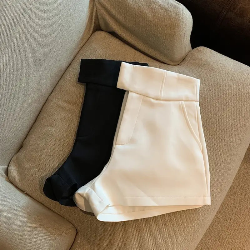 Ein Paar mooyufon High-Waist-Shorts für Damen in Schwarz und Off-White mit einer eleganten, modernen Gestaltung und klaren Linien.