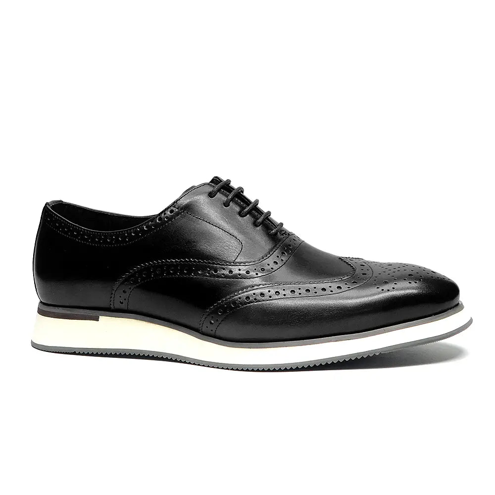 Escarpin brogue wingtip en cuir noir avec semelle blanche et grise, présenté vu de l’arrière.