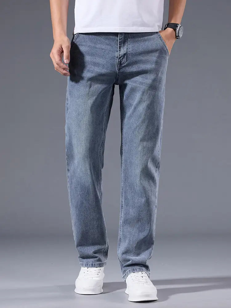 Jeans rétro délavés coupe droite ample pour hommes en denim clair, avec un design classique à cinq poches et une coupe droite.