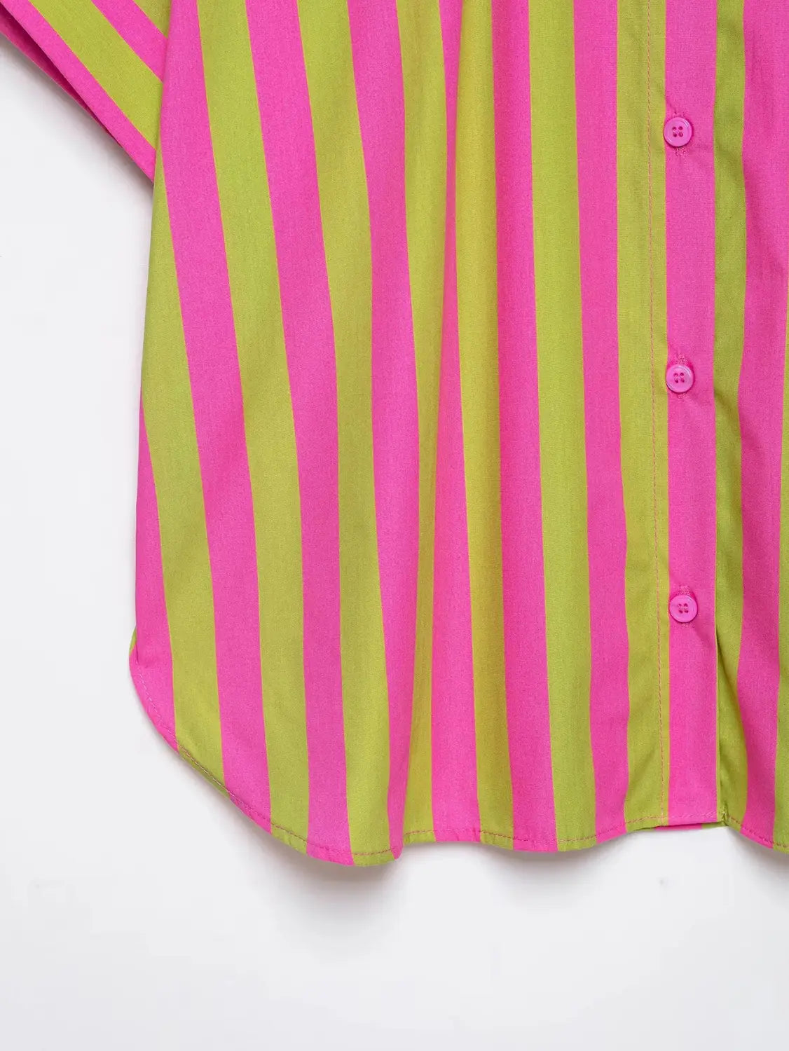 ein leuchtend pinkfarbenes und lindgrünes, vertikal gestreiftes Kurzarmhemd mit passenden pinkfarbenen Knöpfen, für den Freizeitgebrauch