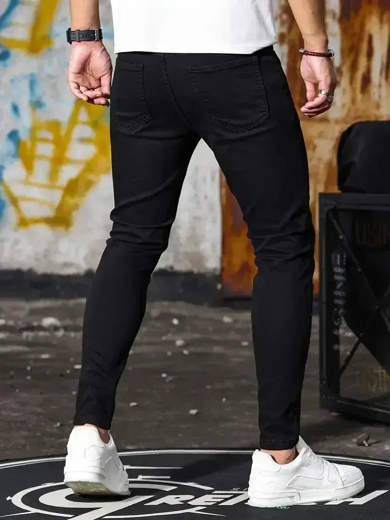 Jeans en denim bleu foncé coupe slim pour homme en noir, avec une coupe moderne fuselée, réalisé en matière denim.