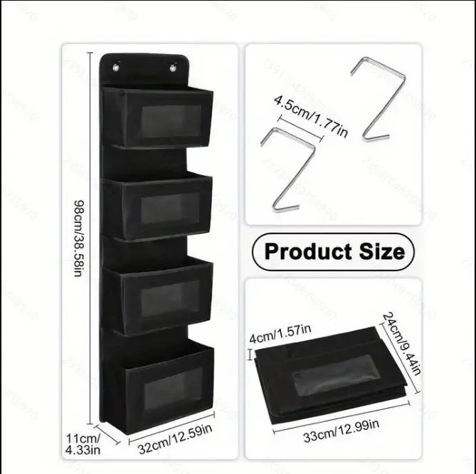 Organisateur mural en tissu noir avec quatre compartiments rectangulaires superposés et fenêtres transparentes, conçu comme un organisateur suspendu à quatre niveaux au-dessus de la porte, avec bac en tissu gris.