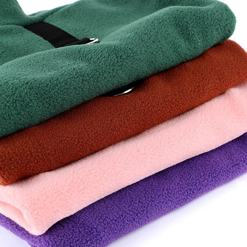 Gestapelte Fleece-Decken in Grün, Rost, Rosa und Lila, geeignet zur Verwendung als warme Fleece-Hundeweste für kleine bis mittelgroße Hunde