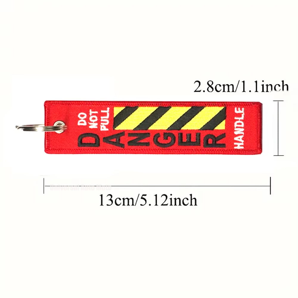 黒と黄色のハザードストライプをあしらい、JDMオートバイ用のキーホルダーとして使用するための太字の「引っ張らないで取り扱わないでください」の文字が入った、赤い刺繍の航空機危険警告の刺繍キーホルダー。