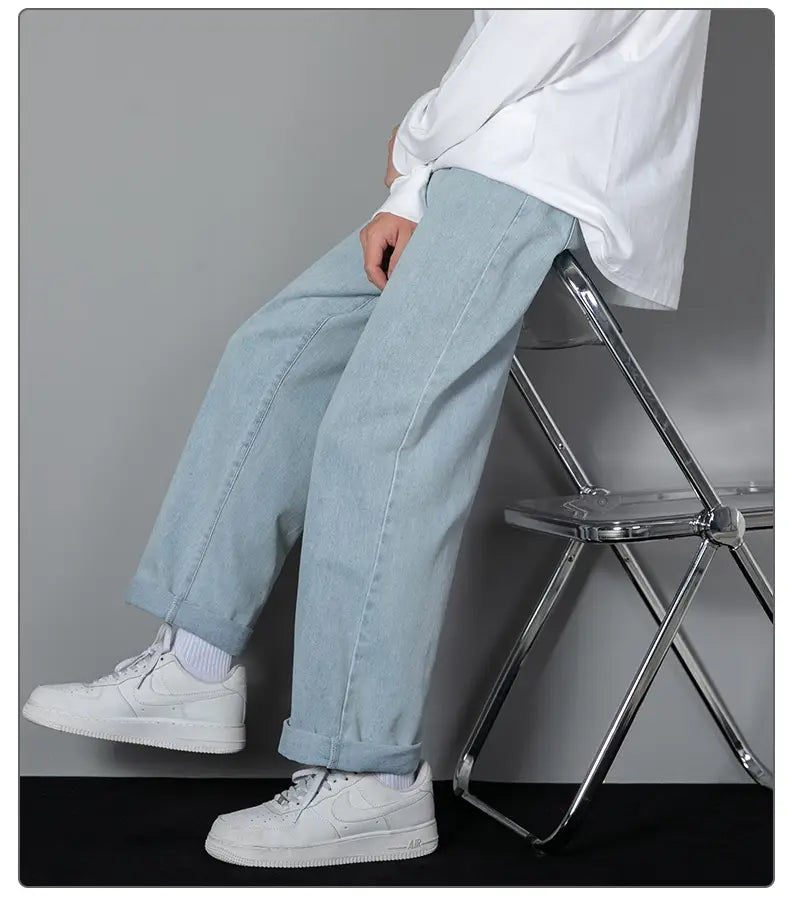 Herren-Casual-Jeans in geradem Schnitt mit weitem Bein in Hellblau mit entspannter gerader Beinform und umgeschlagenen Säumen.