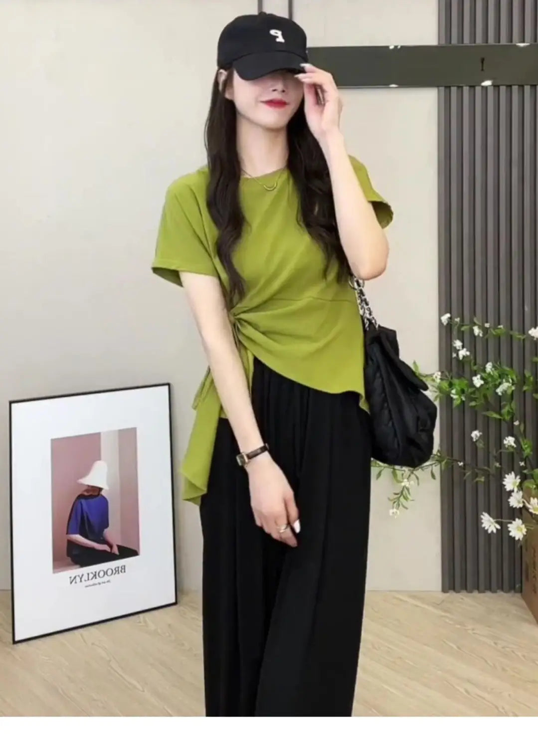 T-shirt d’été vert olive noué à manches courtes pour femmes, conçu pour un port décontracté.