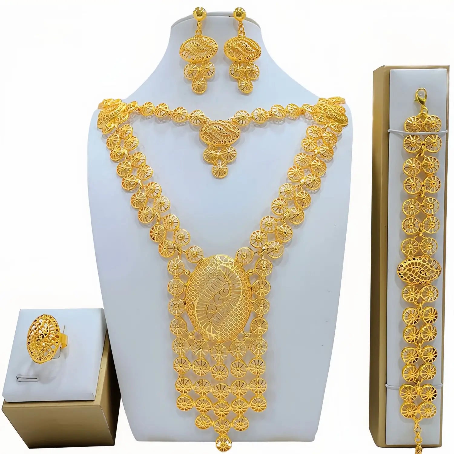 Juego de joyería de pedida nupcial con filigrana dorada, que incluye un collar ornamentado, pendientes a juego, pulsera y anillo, con patrones florales intrincados.