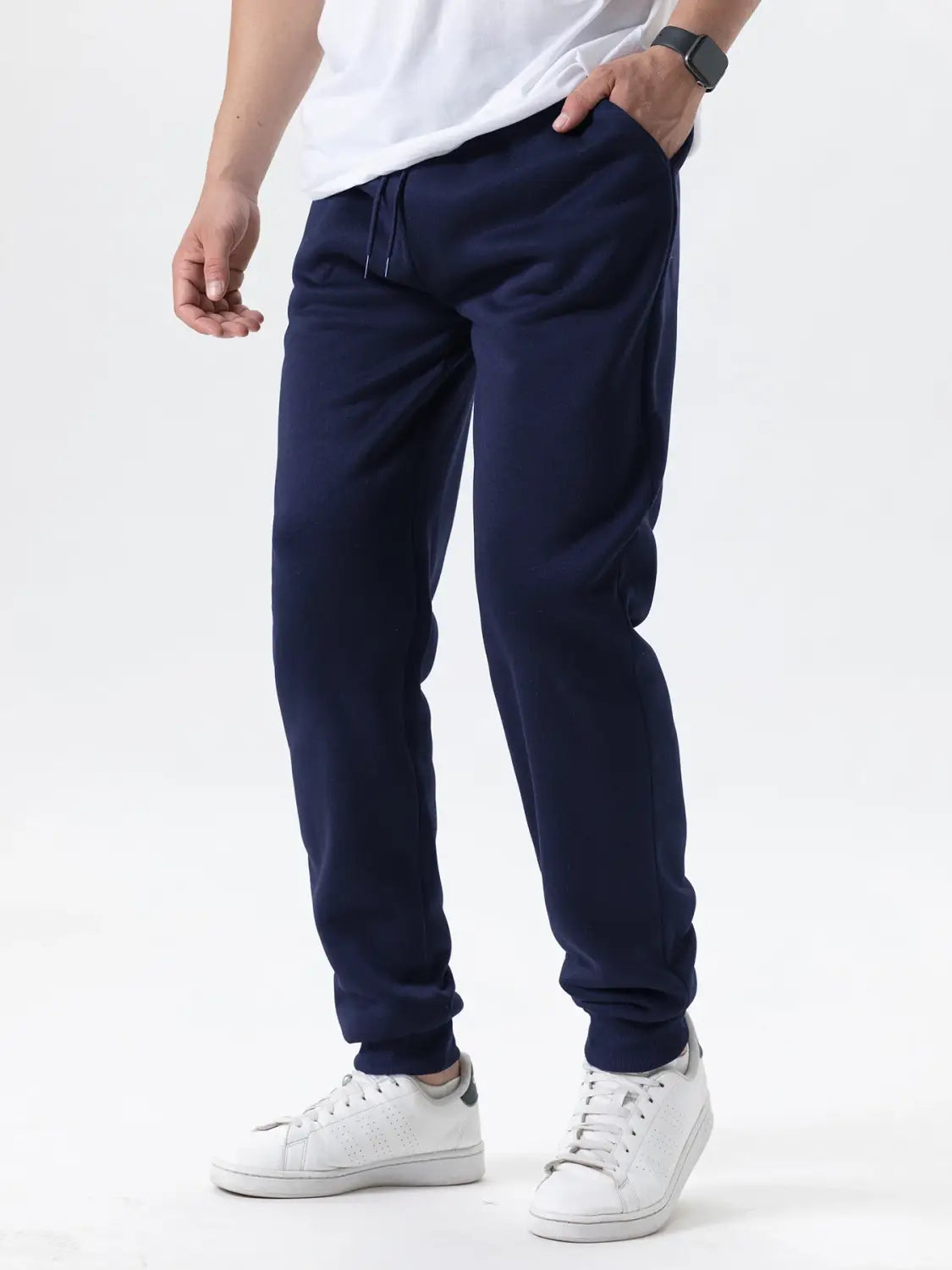 Pantalons de jogging en polaire pour hommes, bleu marine, avec des poignets élastiques et une taille à cordon de serrage conçue pour une tenue d’hiver décontractée.