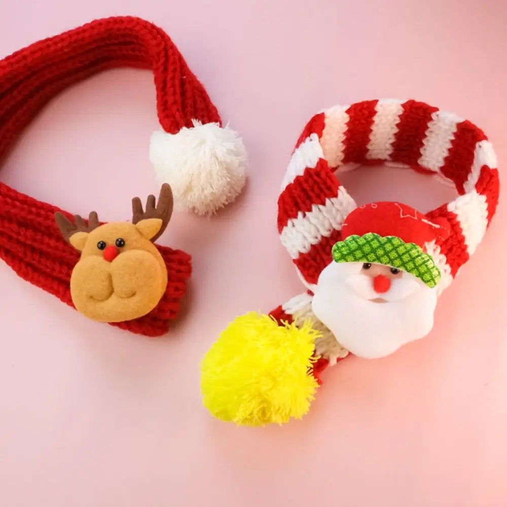 Chalina de Navidad para mascotas con diseño de cachorro y gatito, tejida en vellón a rayas rojas y blancas, con diseños de renos y Santa Claus y con pompón(es) esponjoso(s) para vestimenta festiva de mascotas.