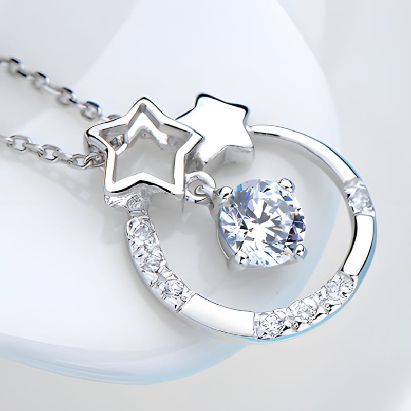Collier pendentif en zircon plaqué argent sterling pour femmes, présentant un motif étoile et lune en argent, avec des pierres en zircone cubique transparente.