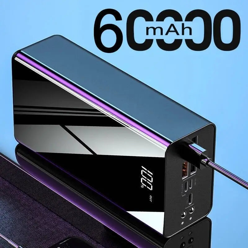 Powerbank 60000 mAh Tragbare Ladeeinheit in Schwarz mit glänzender Oberfläche verfügt über violette LED-Beleuchtung entlang der Kante und mehrere USB-Anschlüsse zum Laden von Geräten, kompatibles Modell.