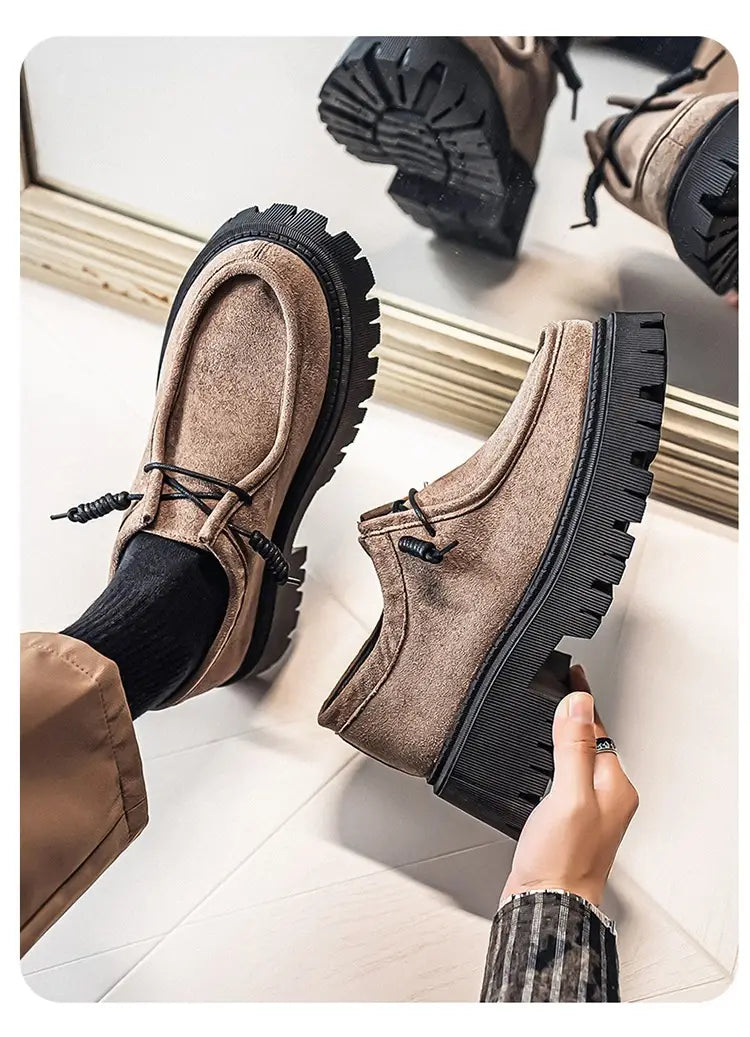Baskets décontractées à plateforme en suède à semelle épaisse pour hommes en camel, au design à laçage et avec des semelles en caoutchouc noir épaisses.