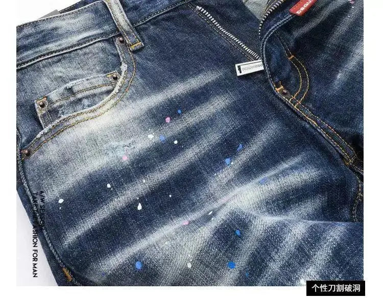 Männer-Farbspritzer-Jeans in gerader Passform aus Denim in dunklem Blau mit abgenutztem, verblasstem Wash und farbenfrohen Farbspritzer-Akzenten