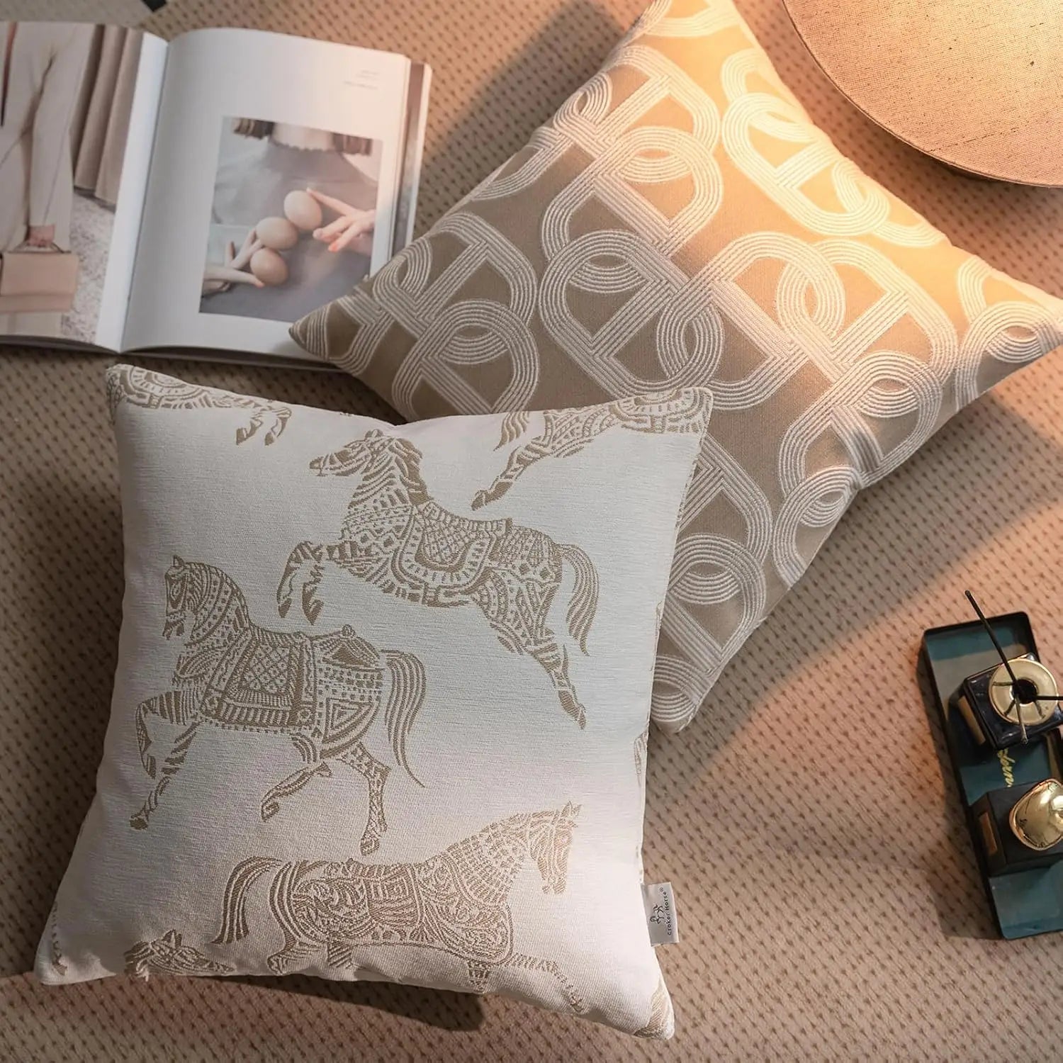 housse de coussin de luxe beige avec une broderie de chevaux gris complexe et un design en jacquard géométrique couleur lin sec