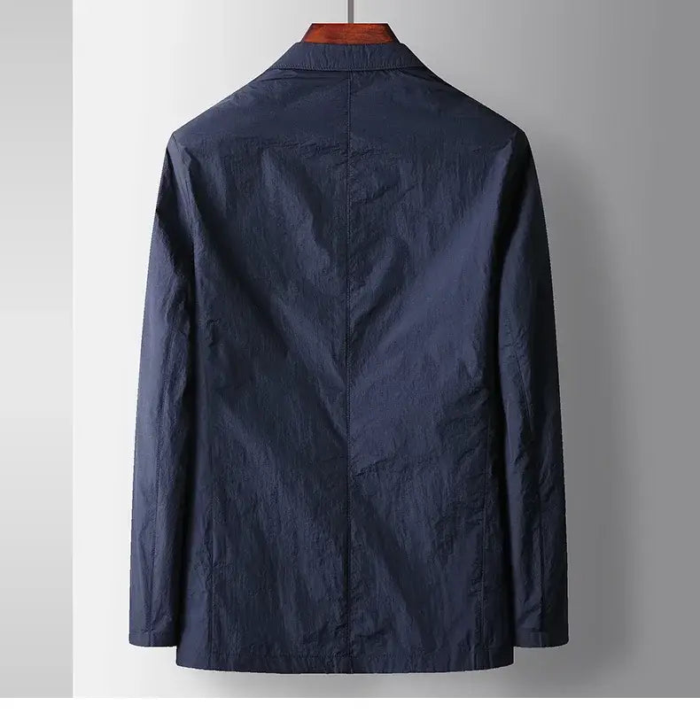 Dunkelnavy-blaue Herren-Freizeit-Polyester-Blazer-Anzugjacke mit schlankem, minimalistischem Design und dezentem Strukturrelief, ideal für Blazer-Anzugjacken in der Herrenmode.