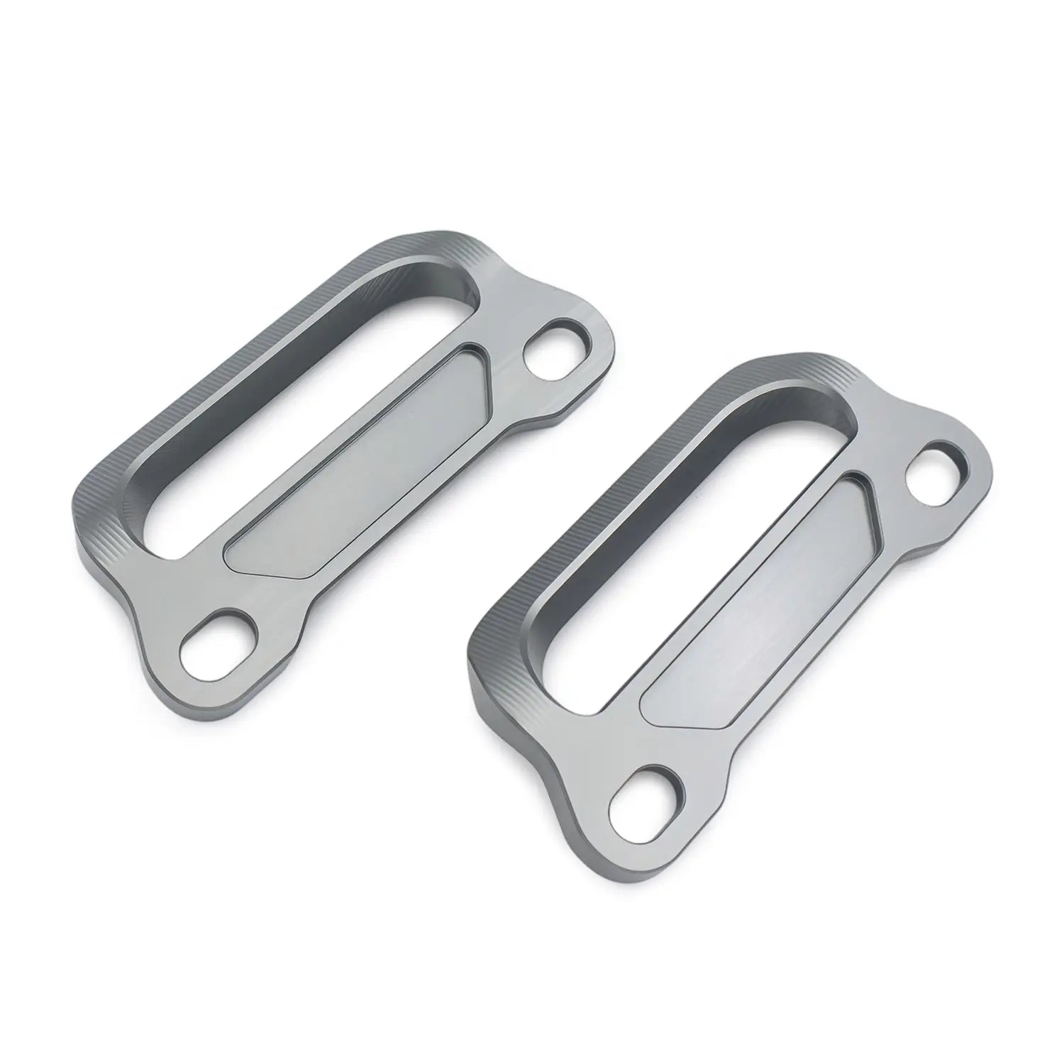 Graue metallic Aluminium-Lenkererhöhungen mit gebürsteter Oberfläche und integrierten Montagebohrungen für Cfmoto 675srr CNC-Gepäckträgergriffe für den Soziusbetrieb.
