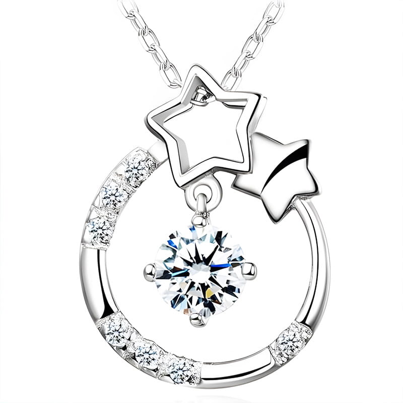 Collier pendentif en zircon plaqué argent sterling pour femmes, présentant un motif étoile et lune en argent, avec une pierre précieuse transparente taillée ronde placée dans un cadre circulaire ouvert, rehaussé de pierres plus petites scintillantes le long de son bord.